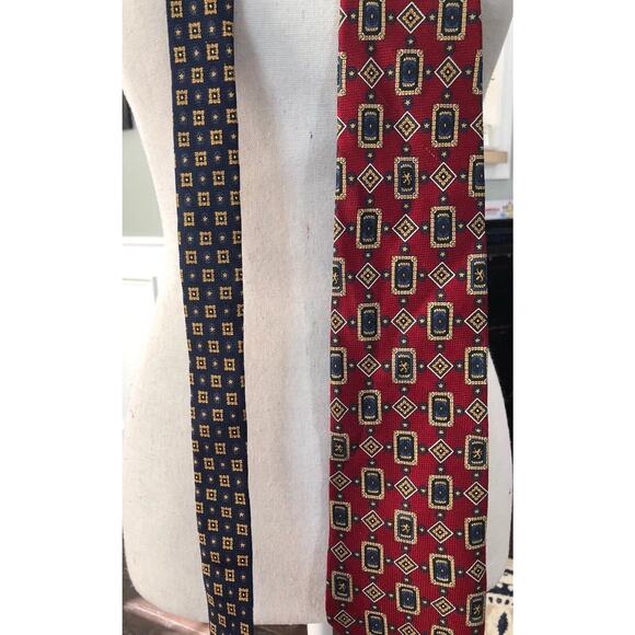 Tommy Hilfiger Men's 100% Italian Silk Tie Classic 2 Tone Design Red & Blue GUC - Picture 2 of 7